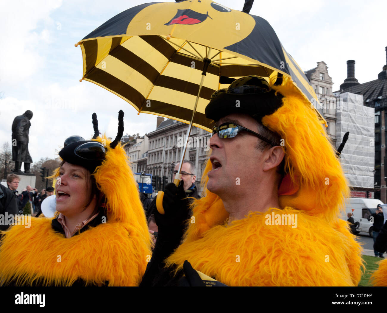 Londra, Regno Unito. Il 26 aprile 2013. Gli apicoltori e fantasia vestito sostenitori prendere a Piazza del Parlamento a chiedere un divieto europeo dei pesticidi neonicotinoid. Gli organizzatori sperano di convincere Rt Hon Owen Paterson MP, Segretario di Stato per l'ambiente e gli affari rurali, a sostegno di un voto per l'Unione europea vieta l'ape lesive neonicotinoid pesticidi da lunedì 29 aprile. La manifestazione è stata organizzata da Avaaz, Buglife, Client terra, giustizia ambientale Foundation, Amici della Terra, Greenpeace, pesticidi Action Network UK, RSPB, Soil Association, la naturale apicoltura Trust, il Wildlife Trust e di 38 gradi. Foto Stock