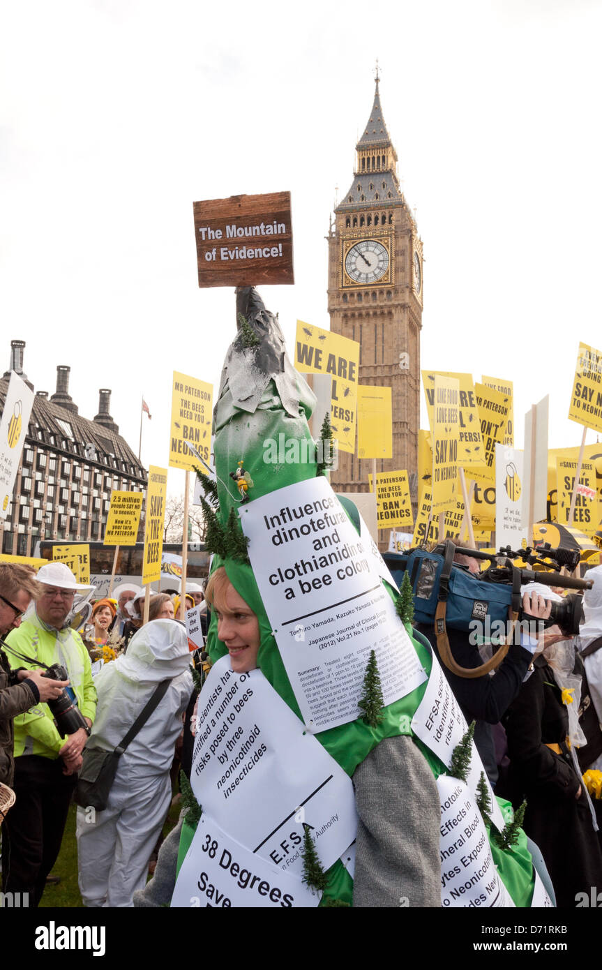 Londra, Regno Unito. Il 26 aprile 2013. Gli apicoltori e fantasia vestito sostenitori prendere a Piazza del Parlamento a chiedere un divieto europeo dei pesticidi neonicotinoid. Gli organizzatori sperano di convincere Rt Hon Owen Paterson MP, Segretario di Stato per l'ambiente e gli affari rurali, a sostegno di un voto per l'Unione europea vieta l'ape lesive neonicotinoid pesticidi da lunedì 29 aprile. La manifestazione è stata organizzata da Avaaz, Buglife, Client terra, giustizia ambientale Foundation, Amici della Terra, Greenpeace, pesticidi Action Network UK, RSPB, Soil Association, la naturale apicoltura Trust, il Wildlife Trust e di 38 gradi. Foto Stock