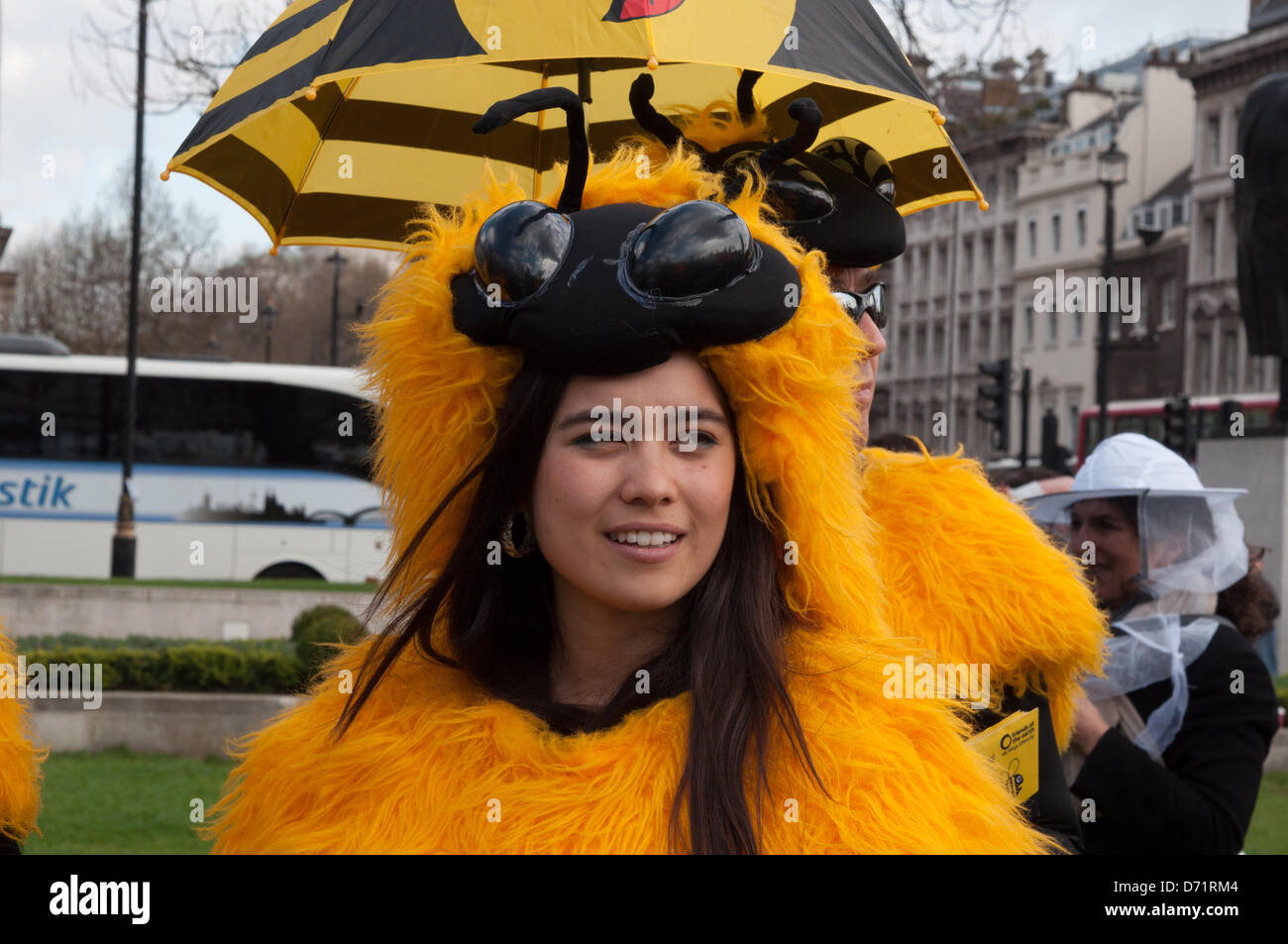 Londra, Regno Unito. Il 26 aprile 2013. Gli apicoltori e fantasia vestito sostenitori prendere a Piazza del Parlamento a chiedere un divieto europeo dei pesticidi neonicotinoid. Gli organizzatori sperano di convincere Rt Hon Owen Paterson MP, Segretario di Stato per l'ambiente e gli affari rurali, a sostegno di un voto per l'Unione europea vieta l'ape lesive neonicotinoid pesticidi da lunedì 29 aprile. La manifestazione è stata organizzata da Avaaz, Buglife, Client terra, giustizia ambientale Foundation, Amici della Terra, Greenpeace, pesticidi Action Network UK, RSPB, Soil Association, la naturale apicoltura Trust, il Wildlife Trust e di 38 gradi. Foto Stock