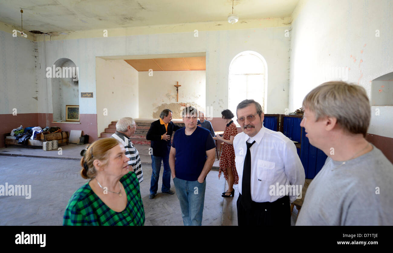 Prova delle prestazioni del teatro mai in Deutsch-Gabel in Petrovice vicino a Jablonne v Podjestedi/Gabel, Repubblica ceca, 26 aprile 2013. Prestazioni amatoriali con una partecipazione di persone dal confine tedesco si basa sui Sudeti storie e una premiere sarà il 1 maggio. (CTK foto/Bretislav fiala) Foto Stock