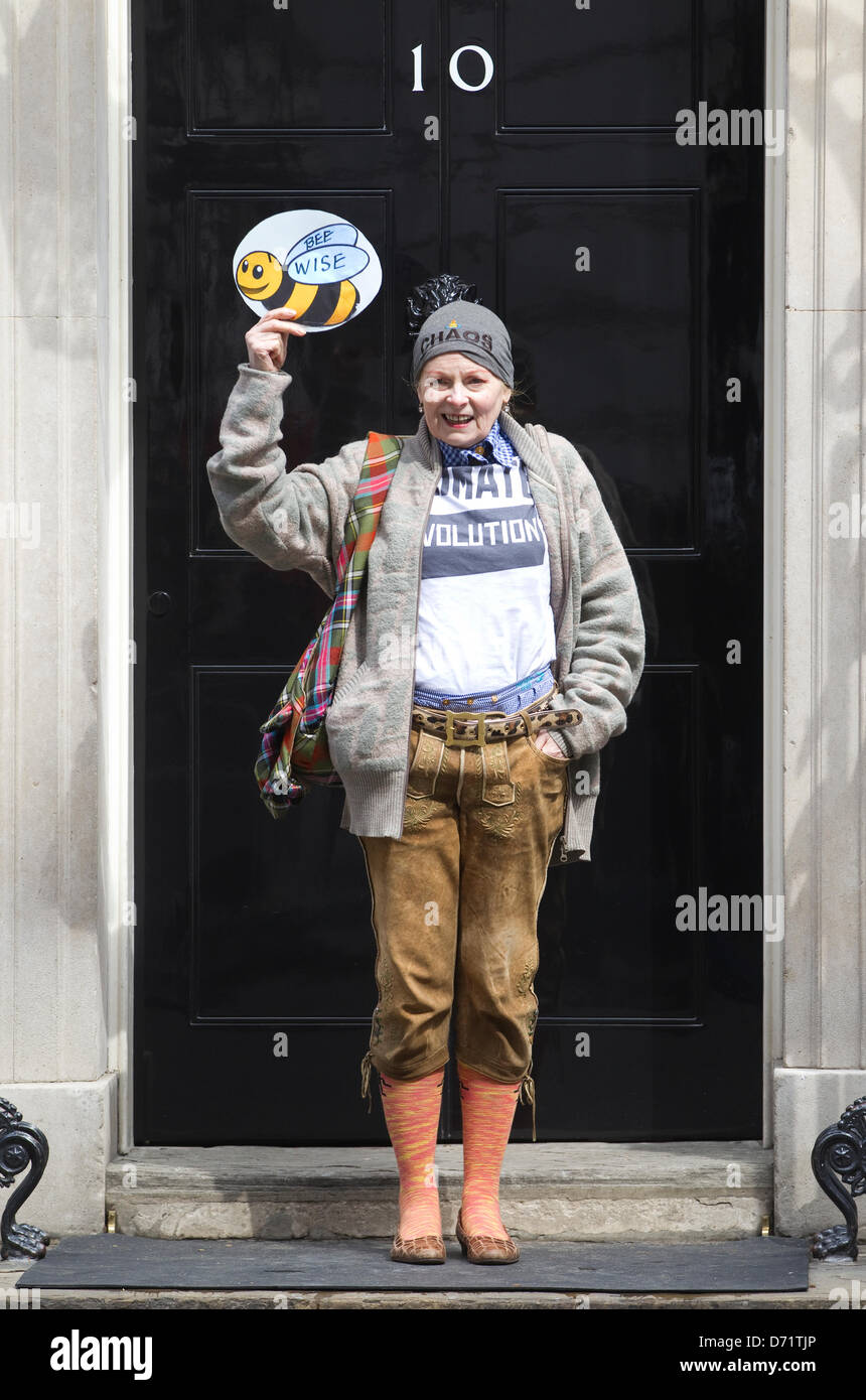 Il parlamento di Londra, Regno Unito. Il 26 aprile 2013. Circa un centinaio di apicoltori sono attesi per raccogliere su piazza del Parlamento e dopo consegnare una petizione al n. 10 di Downing Street insieme con le celebrità tra cui Vivienne Westwood (nella foto), Katharine Hamnet, Rachel Whiteread sollecitando Owen Paterson per non bloccare la proposta europea di sospendere l'uso di alcuni pesticidi. La dimostrazione arriva davanti a un voto a Bruxelles il lunedì che deciderà se l'Europa si impegna a introdurre un 2 anni di moratoria sull'uso di certi tipi di pesticidi nenicotinoid. Foto Stock