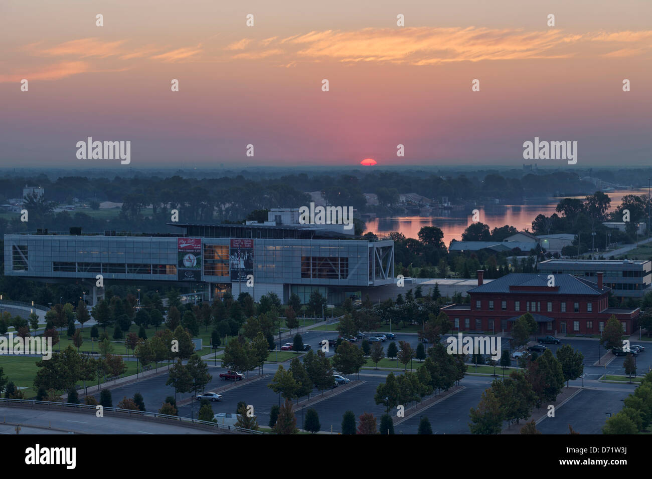 Il sole sorge su Clinton Presidential Library, Little Rock, AR Foto Stock