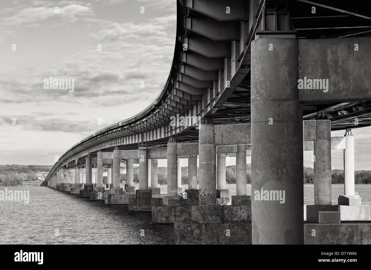 Sotto l'I-430 River Bridge, curve, la luce del sole e ombra, Little Rock, AR, in bianco e nero Foto Stock