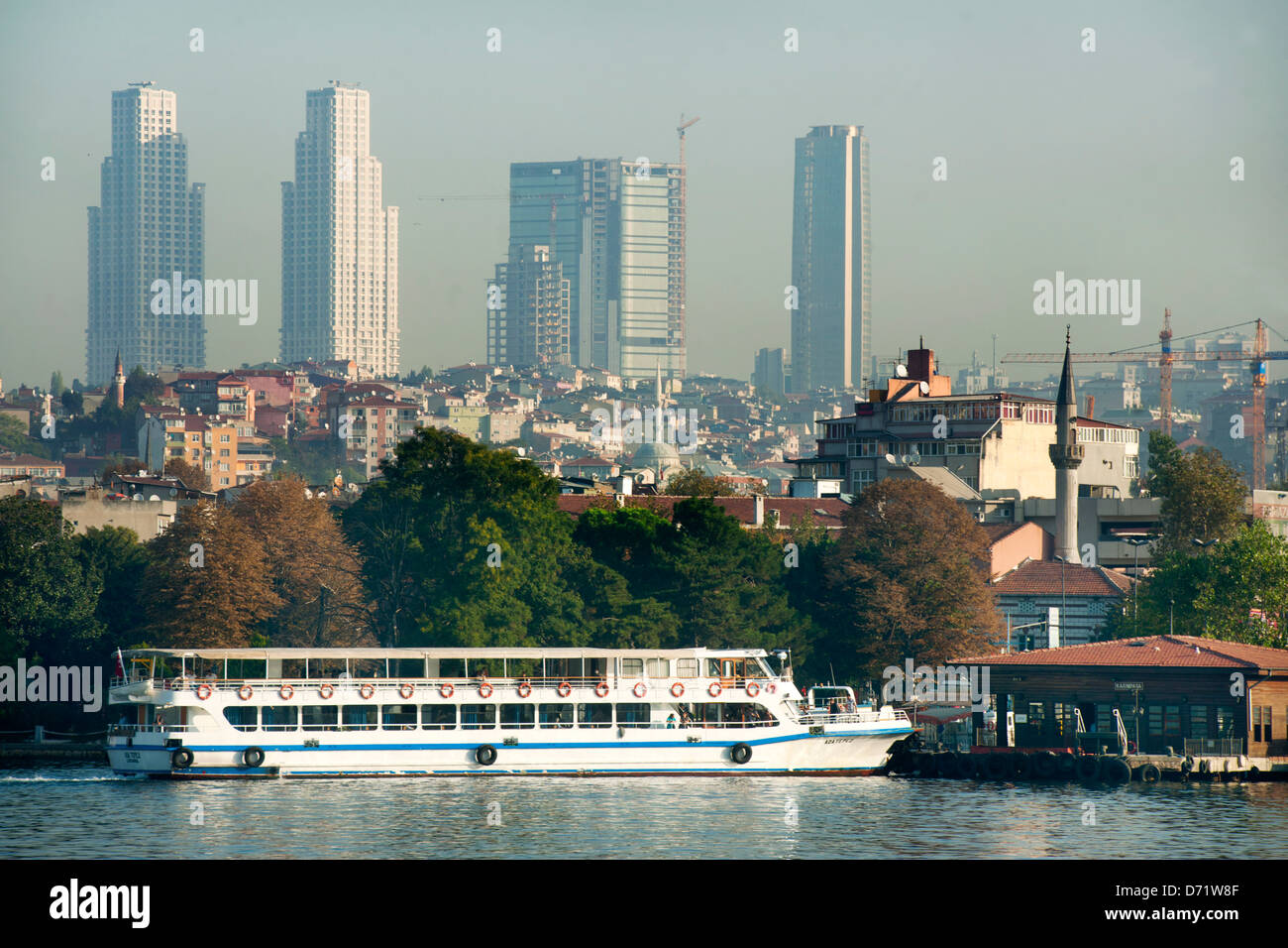 Türkei, Istanbul, Blick vom Goldenen Horn zu den Hochhaustürmen der formicaio Residenz (links), Foto Stock