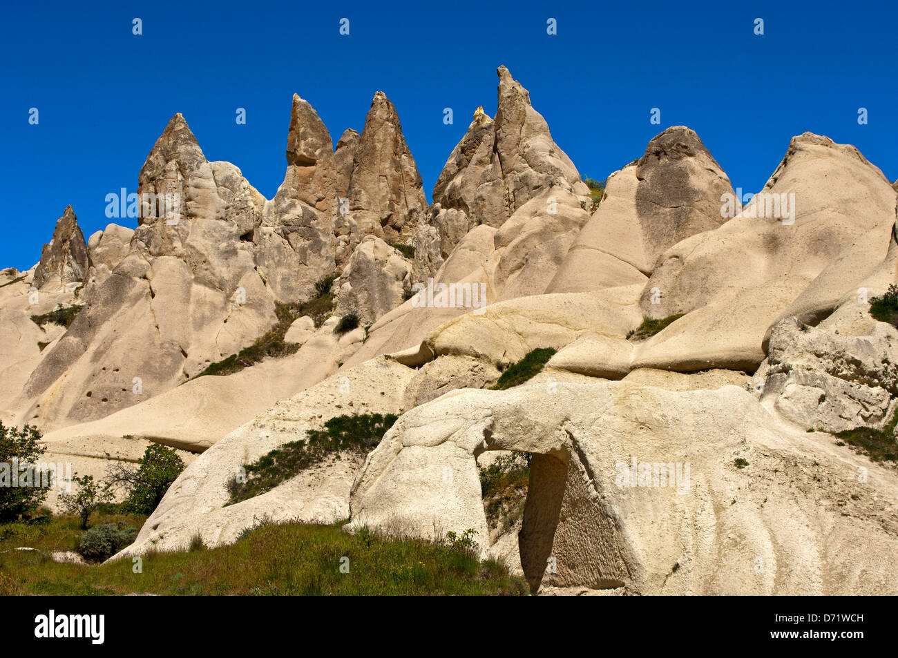 Tuff formazioni rocciose in Love Valley vicino a Uchisar, parco nazionale di Göreme e siti rupestri della Cappadocia, Turchia Foto Stock