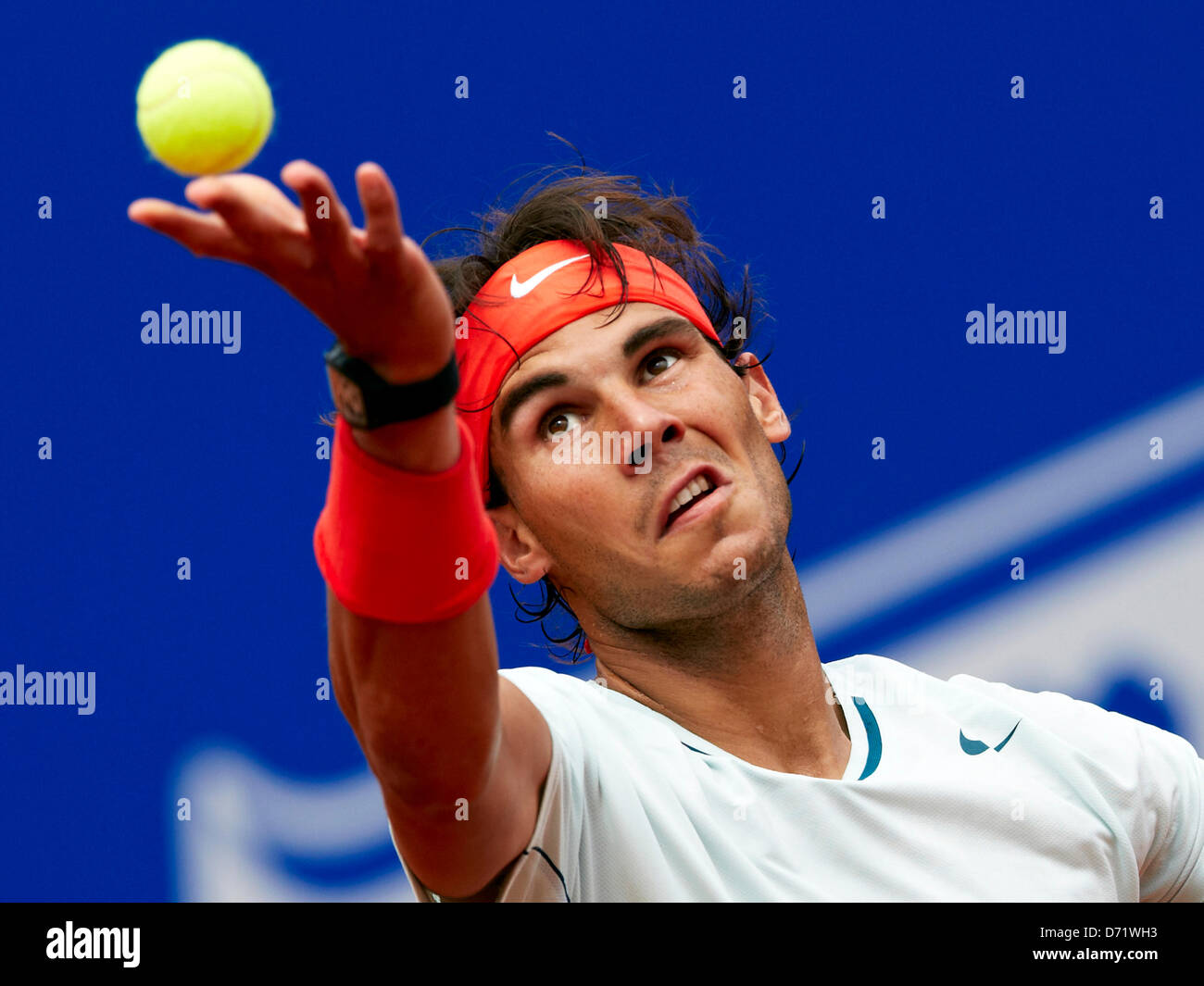 Barcellona, Spagna. Il 26 aprile 2013. Rafael Nadal di Spagna serve a Benoit Paire della Francia durante il giorno cinque round di 16 dei 500 ATP World Tour Barcelona Open Banc Sabadell 2013. Credit: Azione Plus immagini di sport/Alamy Live News Foto Stock