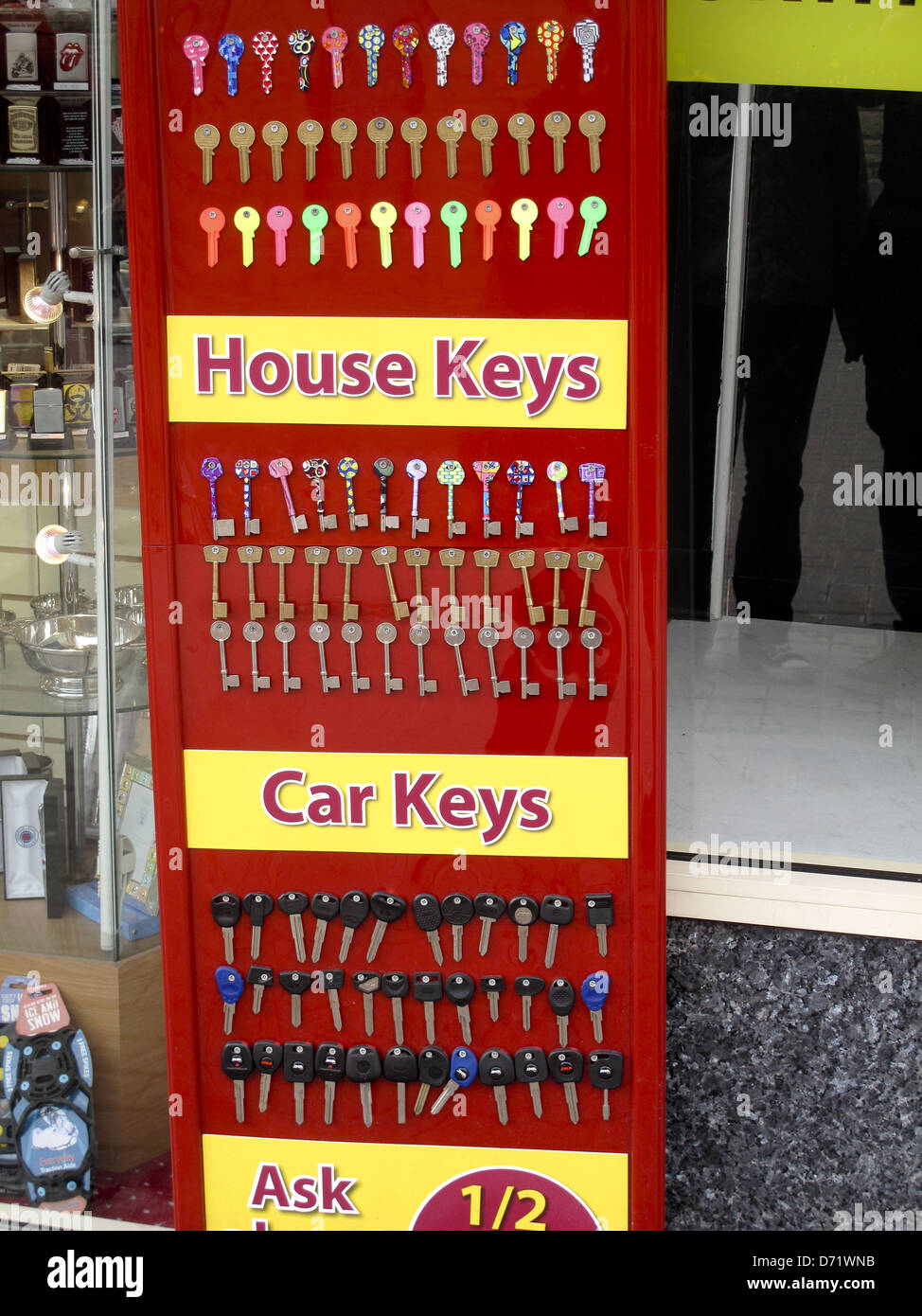 Scheda campione con grezzi di lavorazione per chiave chiave esterna negozio di taglio Foto Stock