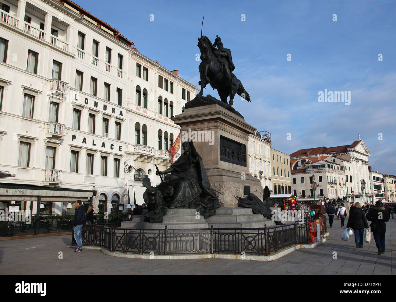 Statua del Re Vittorio Emanuele II primo re d'Italia fuori dall'Hotel Londra Palace Venezia Italia Foto Stock
