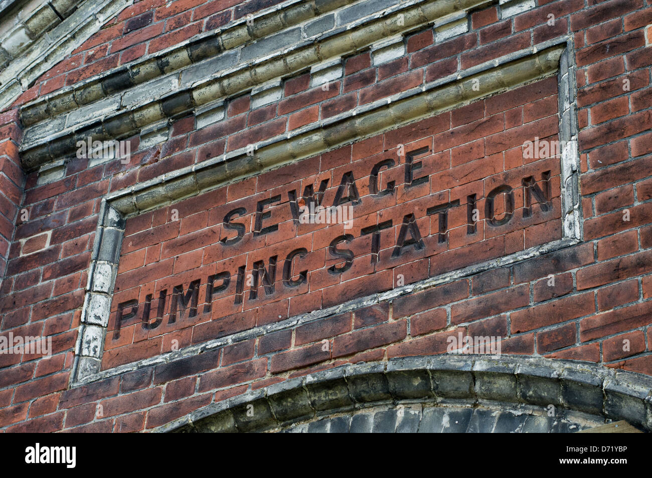 Le parole di liquame stazione di pompaggio cesellato in laterizi di una vecchia utilità pubblica edificio. Foto Stock
