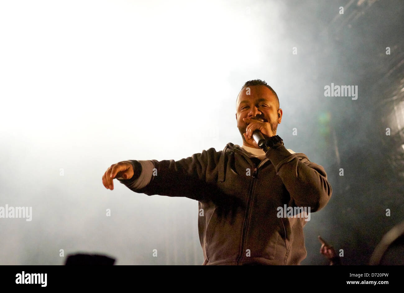 Almada, Portogallo. Il 24 aprile 2013. Boss AC e la sua band suona in Almada in un concerto per il 25 aprile giornata di commemorazione. L'immagine mostra un boss AC ritratto durante il concerto. Credito: Bruno Monico/Alamy Live News Foto Stock