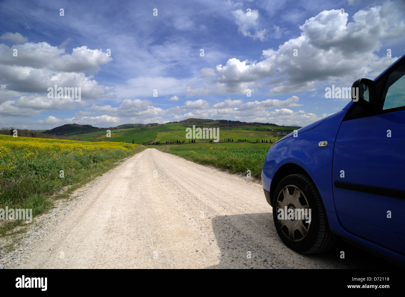Italia, Toscana, Val d'Orcia, auto su strada di campagna Foto Stock