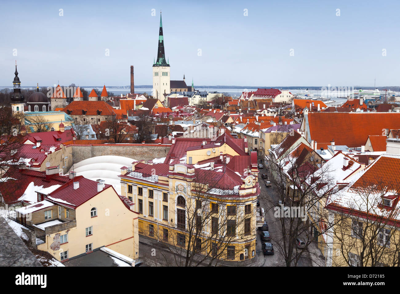 Vecchia Tallinn panorama. Case con tetti rossi e chiesa di San Olaf Foto Stock