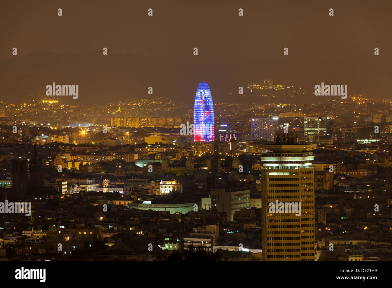 Barcellona si illumina di notte Foto Stock