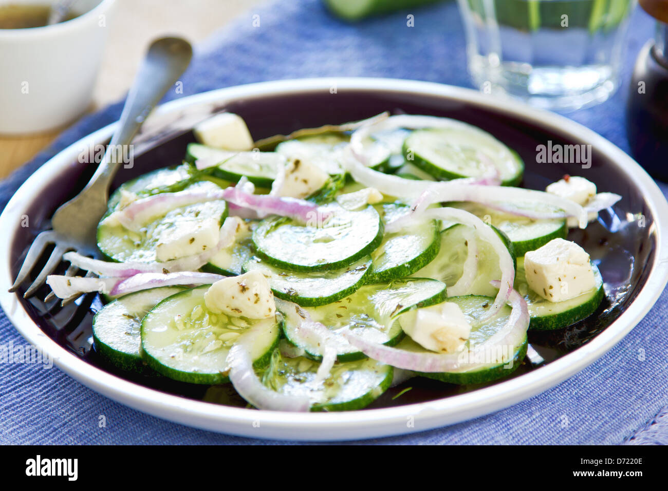 Il cetriolo con feta e insalata di erbe Foto Stock