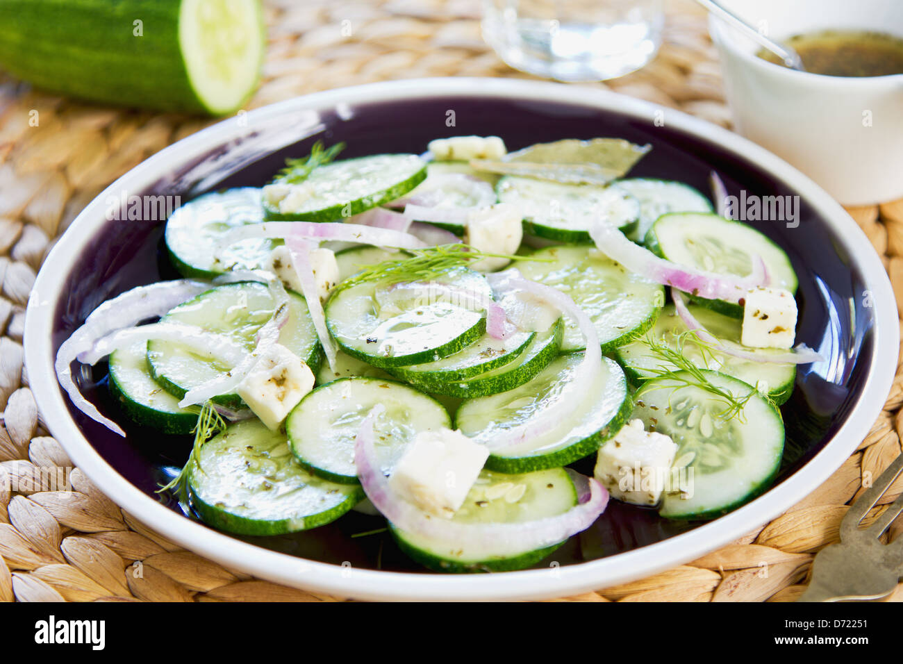 Il cetriolo con feta e insalata di erbe Foto Stock