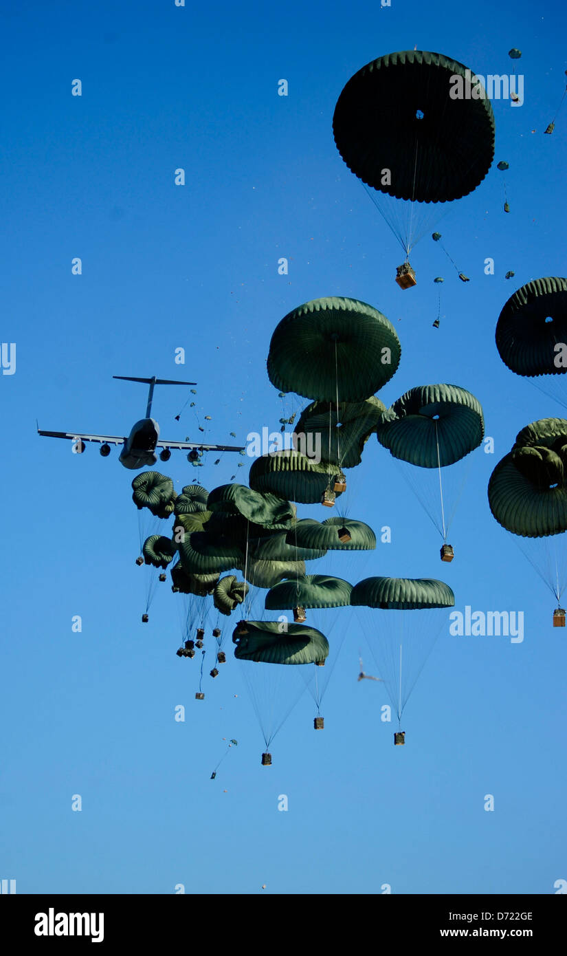 Il C-17 Globemaster III, un aereo da trasporto militare, è stato utilizzato per rilasciare aiuti umanitari nella periferia di Port-au-Prince, Haiti, a seguito di un devastante terremoto. La missione faceva parte di una più ampia operazione di soccorso per aiutare la popolazione colpita. Foto Stock