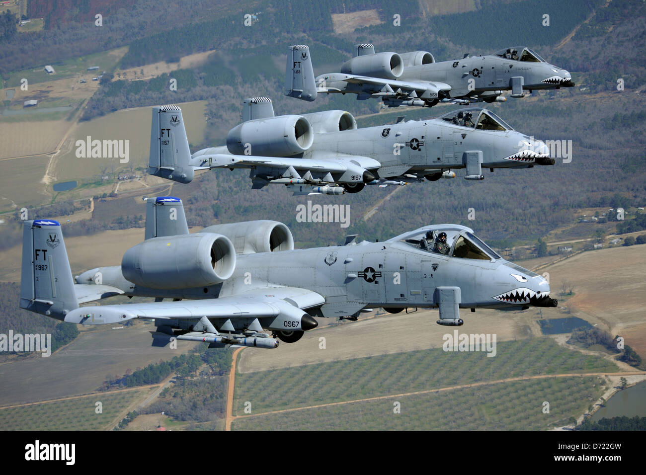 Tre A-10C Thunderbolt II, parte del 74th e 75th Fighter Squadron presso la Moody Air Force base, conducono voli di formazione. L'A-10C è un aereo da attacco al suolo pesantemente corazzato noto per la sua precisione nelle missioni di supporto aereo ravvicinato. Foto Stock