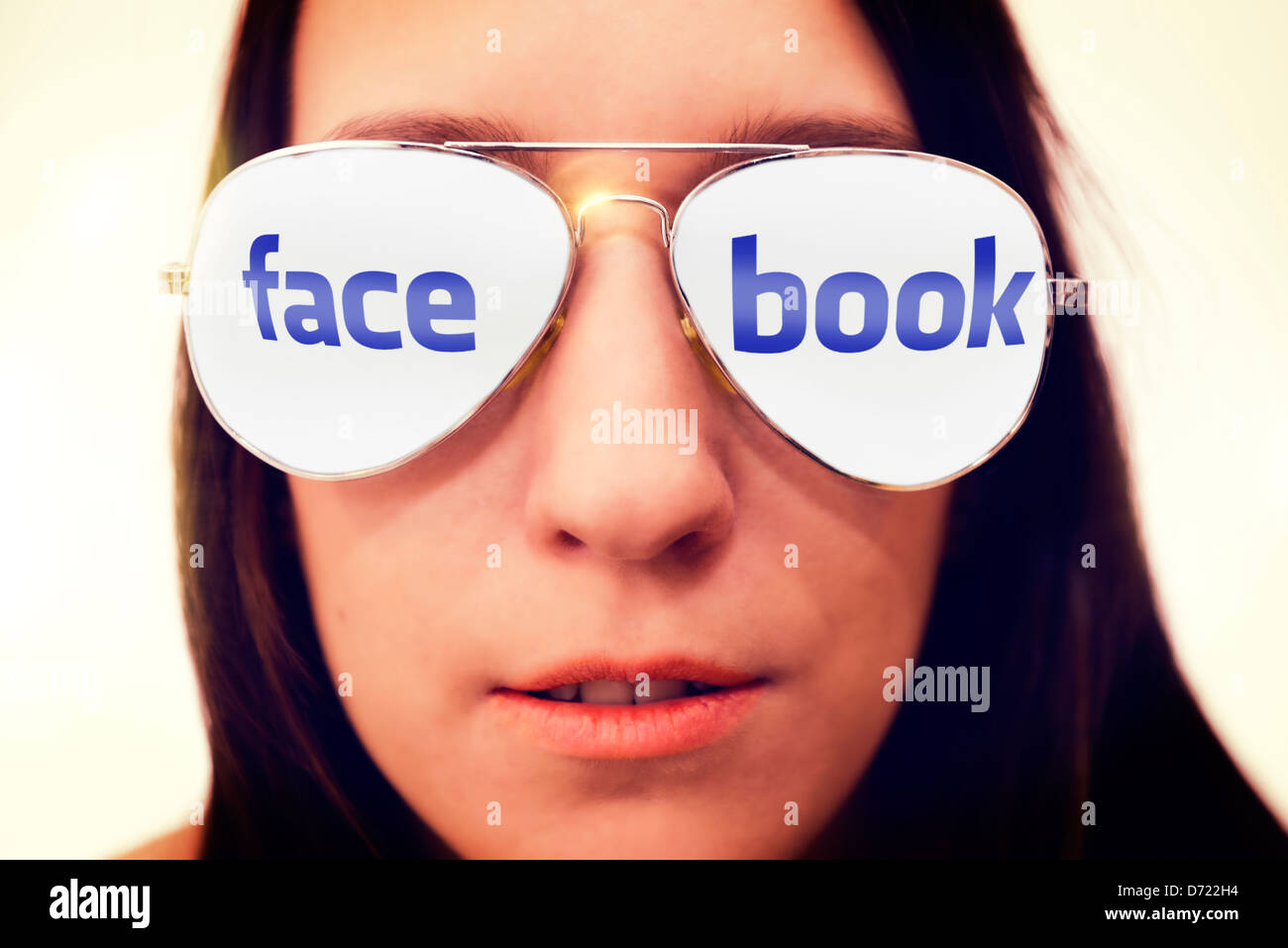 Donna con vetri riflettenti, etichetta Facebook Foto Stock