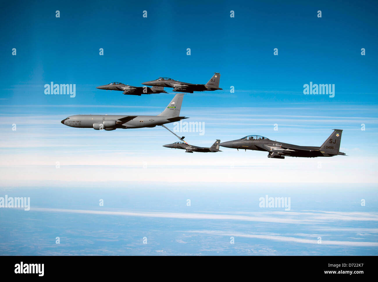 Un F-15E Strike Eagle della U.S. Air Force del 335th Fighter Squadron riceve rifornimento in volo da un KC-135R Stratotanker del 911th Air Refueling Squadron sopra la Carolina del Nord. La missione di addestramento del 17 dicembre 2010 mostra il coordinamento tra aerei da caccia e operazioni di rifornimento in termini di preparazione militare. Foto Stock