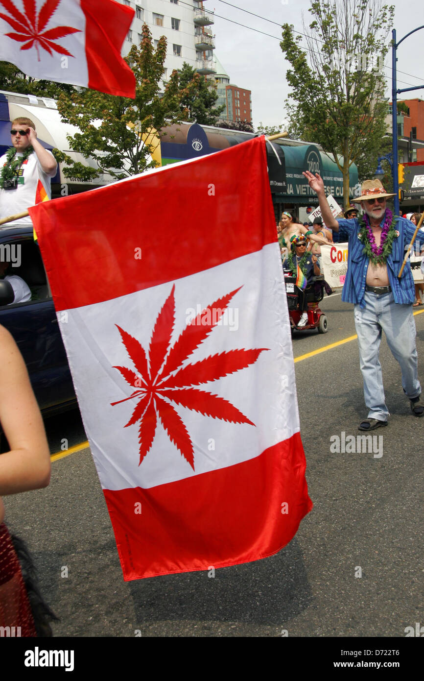 Pro legalizzazione della cannabis e marijuana marciando a Gay Pride, Vancouver, British Columbia, Canada. Foto Stock