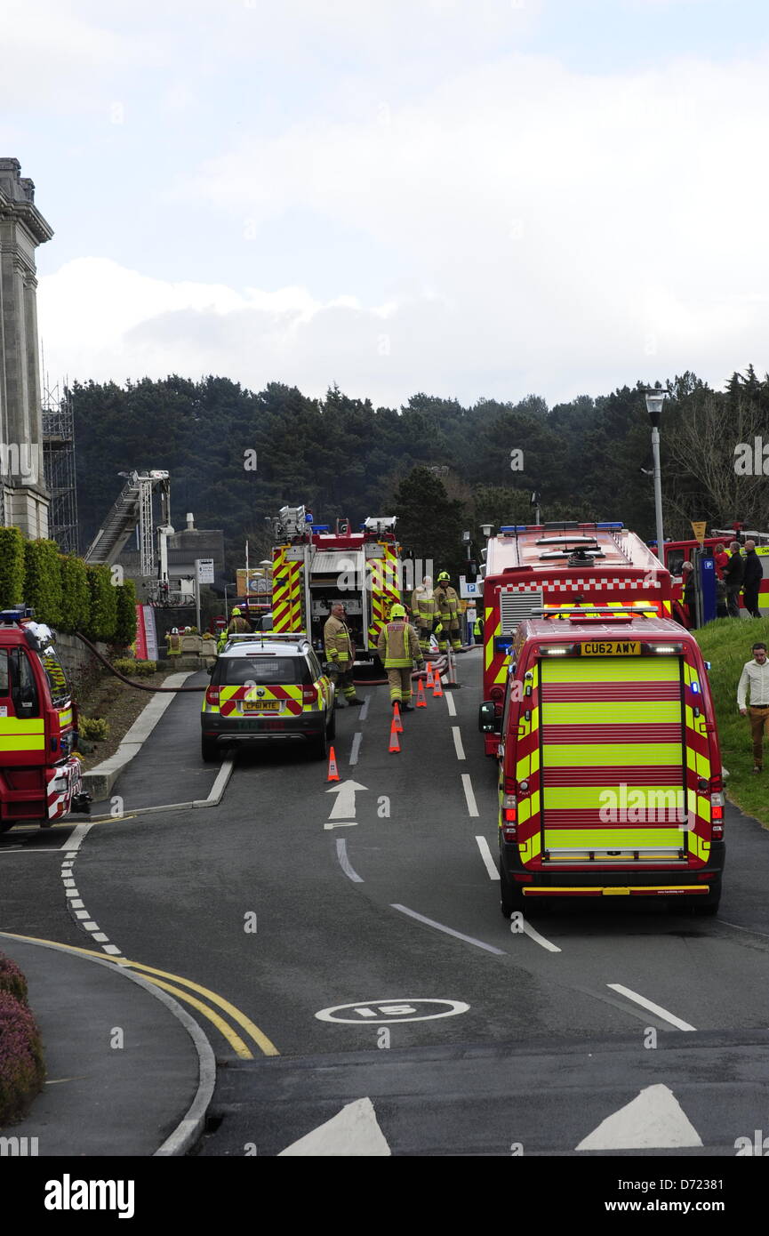 Aberystwyth, UK. Il 26 aprile 2013. Le fiamme e il fumo si sono visti proveniente dal tetto all'edificio posteriore e fino a 300 collaboratori e 100 visitatori sono stati evacuati dalla struttura dell'edificio. Più di trenta sono i vigili del fuoco ci, ma relazioni di inizio venerdì sera suggeriscono il fuoco è meno grave. Libreria di Senior staff ha detto che non era noto come il fuoco cominciato ma ognuno era sicuro. Avviare il preventivo non è solo importante per la vita accademica della città, è importante per la vita culturale di tutta WalesÓ Fine della citazione Dylan Lewis Sindaco di Aberystwyth Arwel Jones, direttore dei servizi pubblici a li Foto Stock