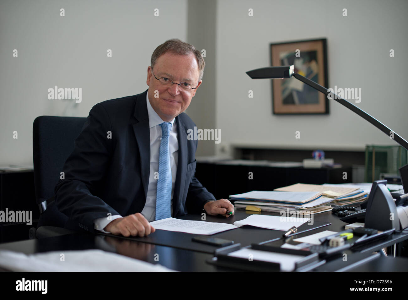 Governatore della Bassa Sassonia Stephan Weil siede alla sua scrivania presso la cancelleria di Stato ad Hannover, Germania, 26 aprile 2013. Foto: Jochen Luebke Foto Stock