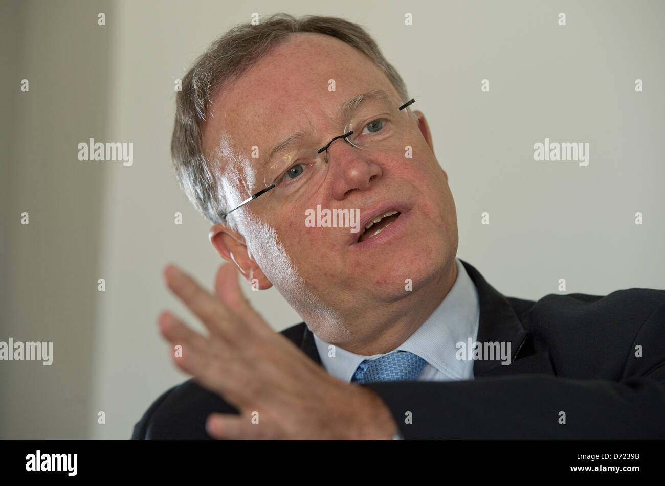 Governatore della Bassa Sassonia Stephan Weil colloqui nel corso di un colloquio con il dpa presso la cancelleria di Stato ad Hannover, Germania, 26 aprile 2013. Foto: Jochen Luebke Foto Stock