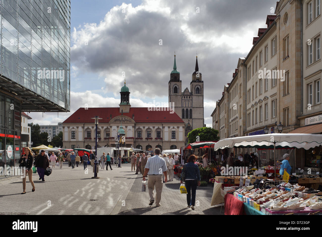 Magdeburgo, in Germania, mercato settimanale presso il vecchio mercato nel centro di Magdeburg Foto Stock