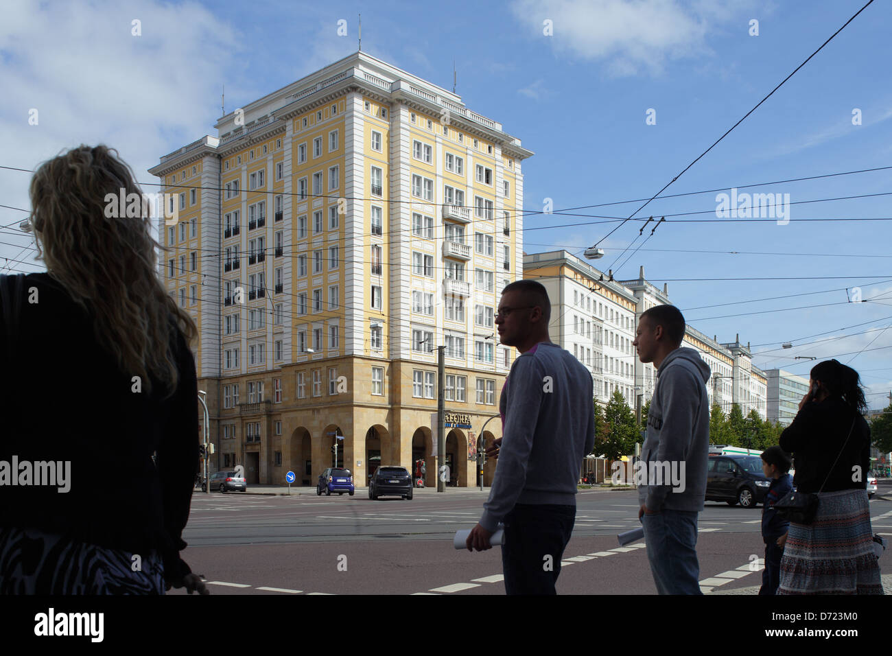 Magdeburg, Germania, passanti a fronte degli edifici residenziali in Ernst-Reuter-Allee Foto Stock