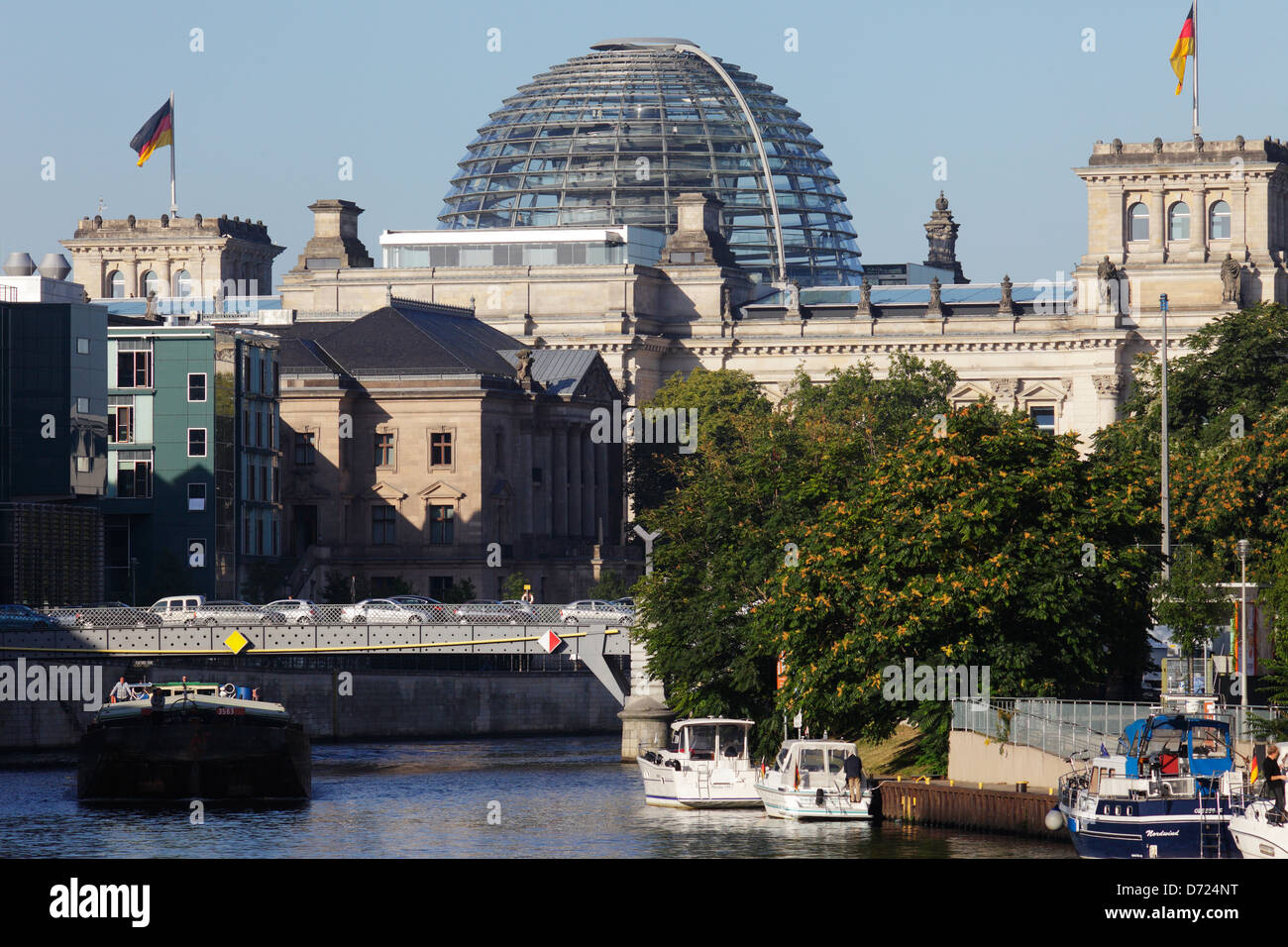 Berlino, Germania, il palazzo del Reichstag e una chiatta sul fiume Spree Foto Stock