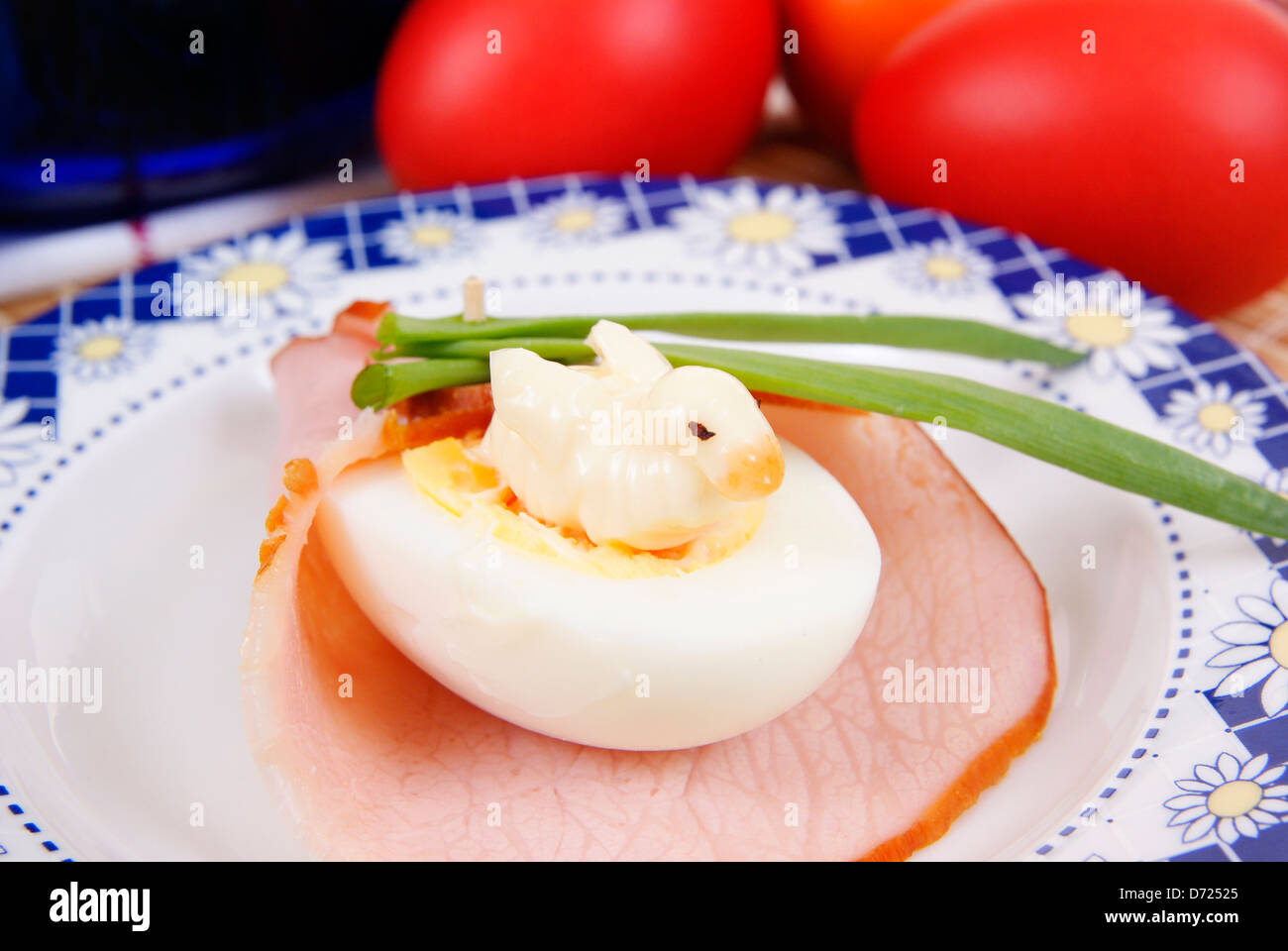 La metà delle uova con il crescione realizzato come sfondo Foto Stock