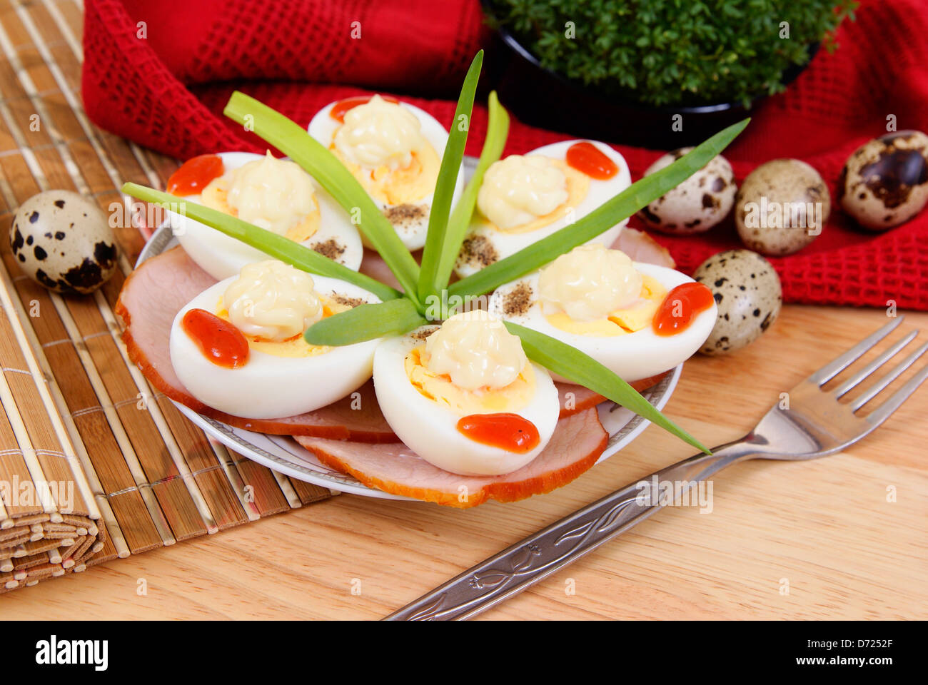 Halfes di uova con il crescione realizzato come sfondo Foto Stock