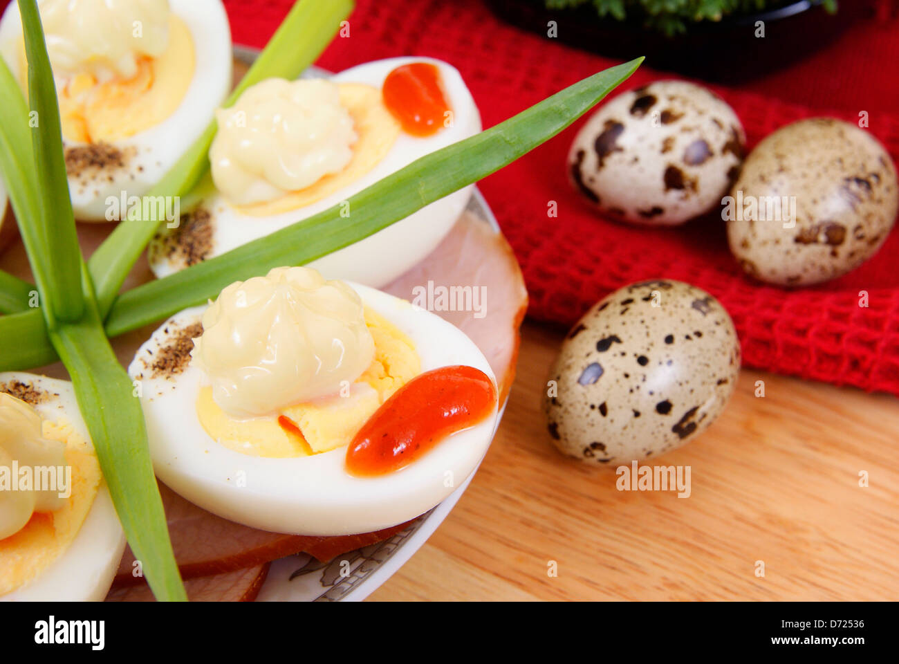 Halfes di uova con il crescione realizzato come sfondo Foto Stock