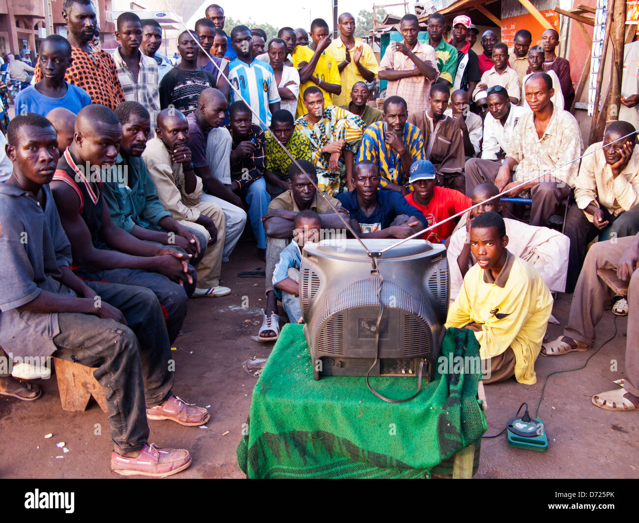 Un gruppo locale di persone che guardano la coppa d'Africa sulla TV in una strada di Segou. Mali Foto Stock
