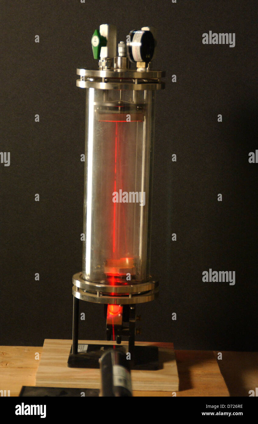 La camera FTIR di PNNL utilizza la spettroscopia a infrarossi con trasformata di Fourier per analizzare i materiali a livello molecolare. Questa tecnica è preziosa per la produzione, la conservazione e la ricerca di energia fornendo informazioni sulle composizioni chimiche e sulle strutture molecolari. Foto Stock