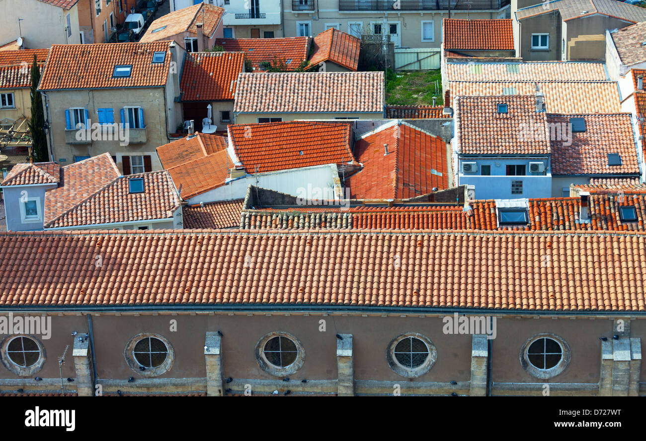 Vista dall'alto sui tetti di tegole rosse, giornata di sole Foto Stock