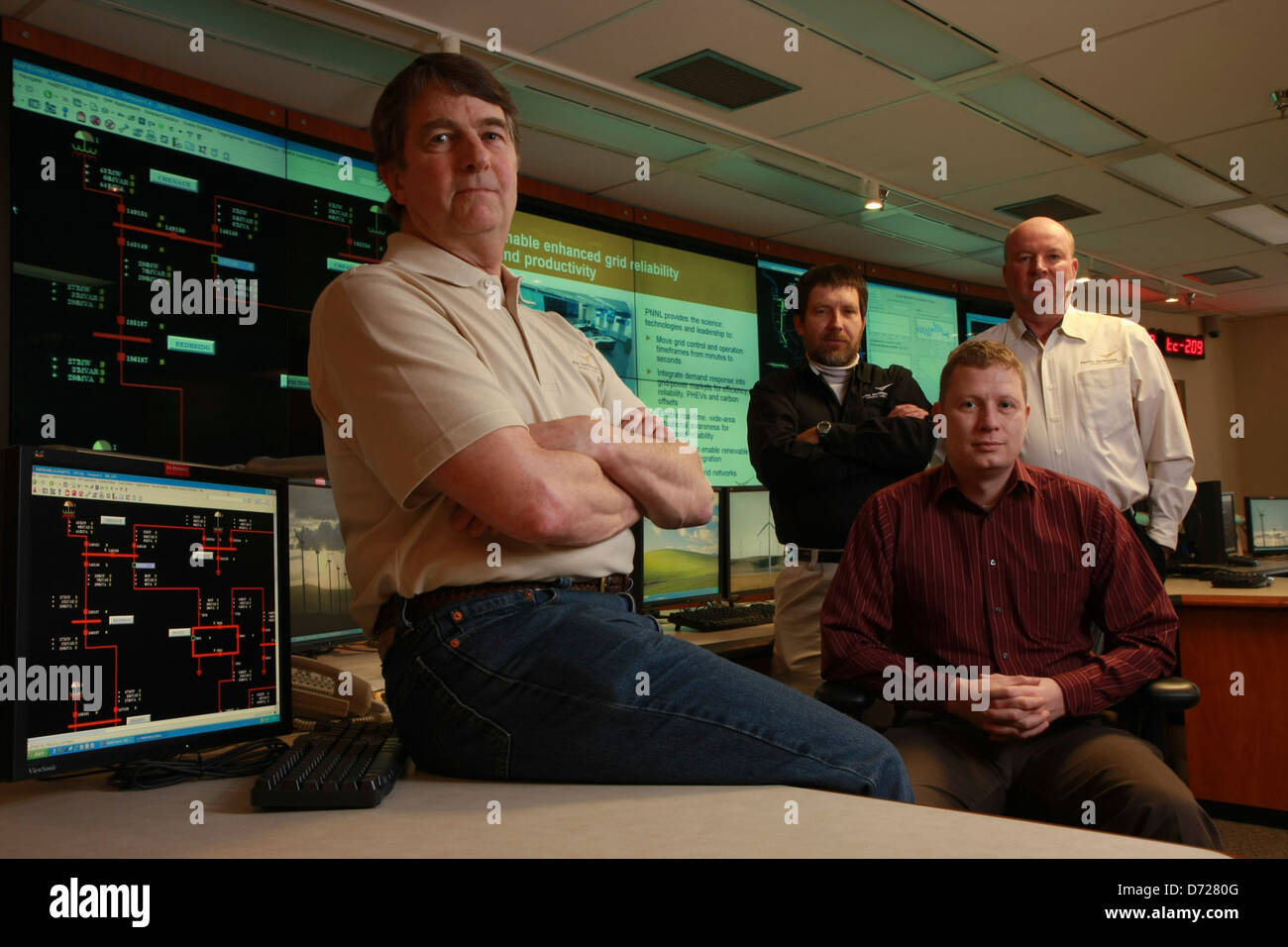 L'EIOC (Electricity Infrastructure Operations Center) del PNNL si concentra sul monitoraggio e sulla gestione delle reti elettriche. Fornisce analisi dei dati in tempo reale e strumenti decisionali per migliorare l'affidabilità della rete, la distribuzione dell'energia e l'integrazione delle tecnologie smart grid. Foto Stock