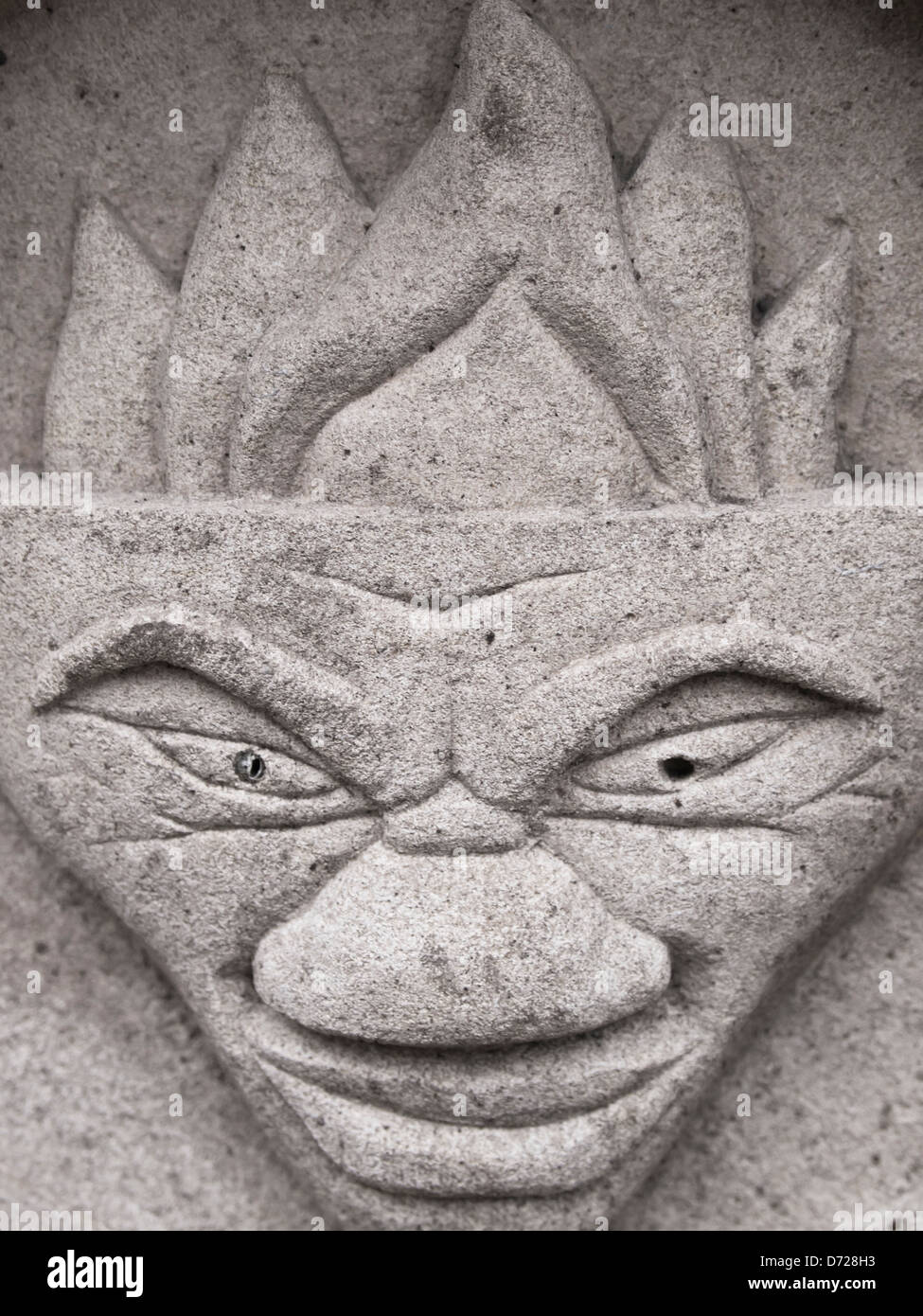 Inghilterra, North Yorkshire, York. Gargoyle sul banco in Dean's Park nella motivazione della York Minster Cathedral. Foto Stock