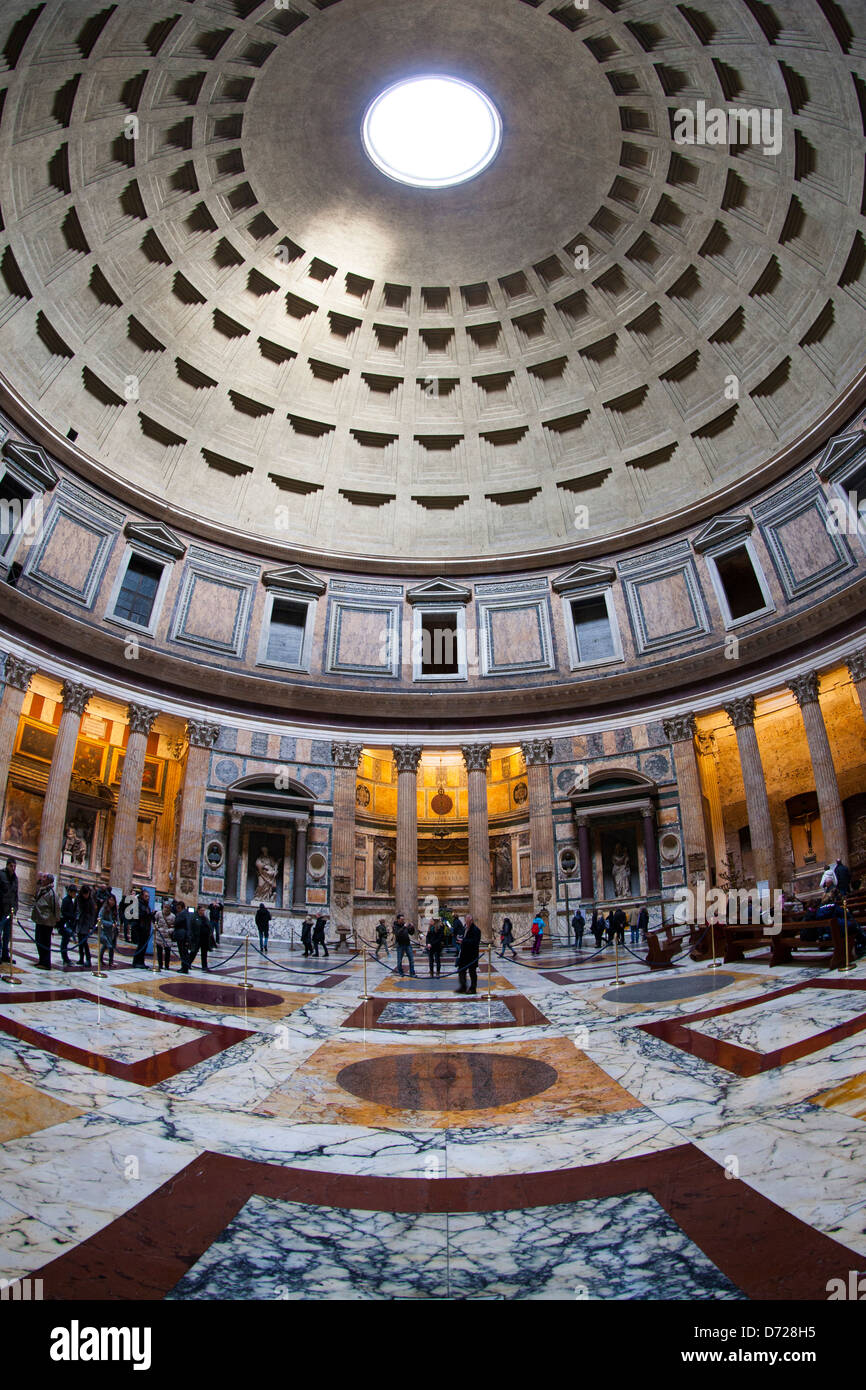 L'interno del Pantheon che mostra il cemento romano cupola e pavimento in  marmo lucido Foto stock - Alamy