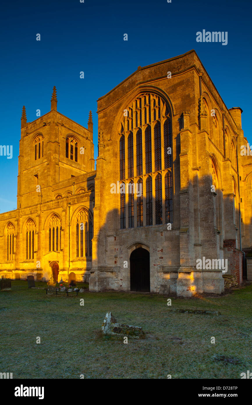 Inghilterra, Lincolnshire, Tattershall. Grado che ho elencato la perpendicolare stile Trinità Santa Chiesa Collegiata si trova a fianco di Tattershall Castle. Foto Stock