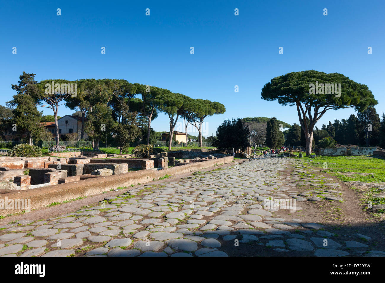 In acciottolato e lastricato in pietra la strada principale e la strada a Ostia Antica Roma, Italia Foto Stock