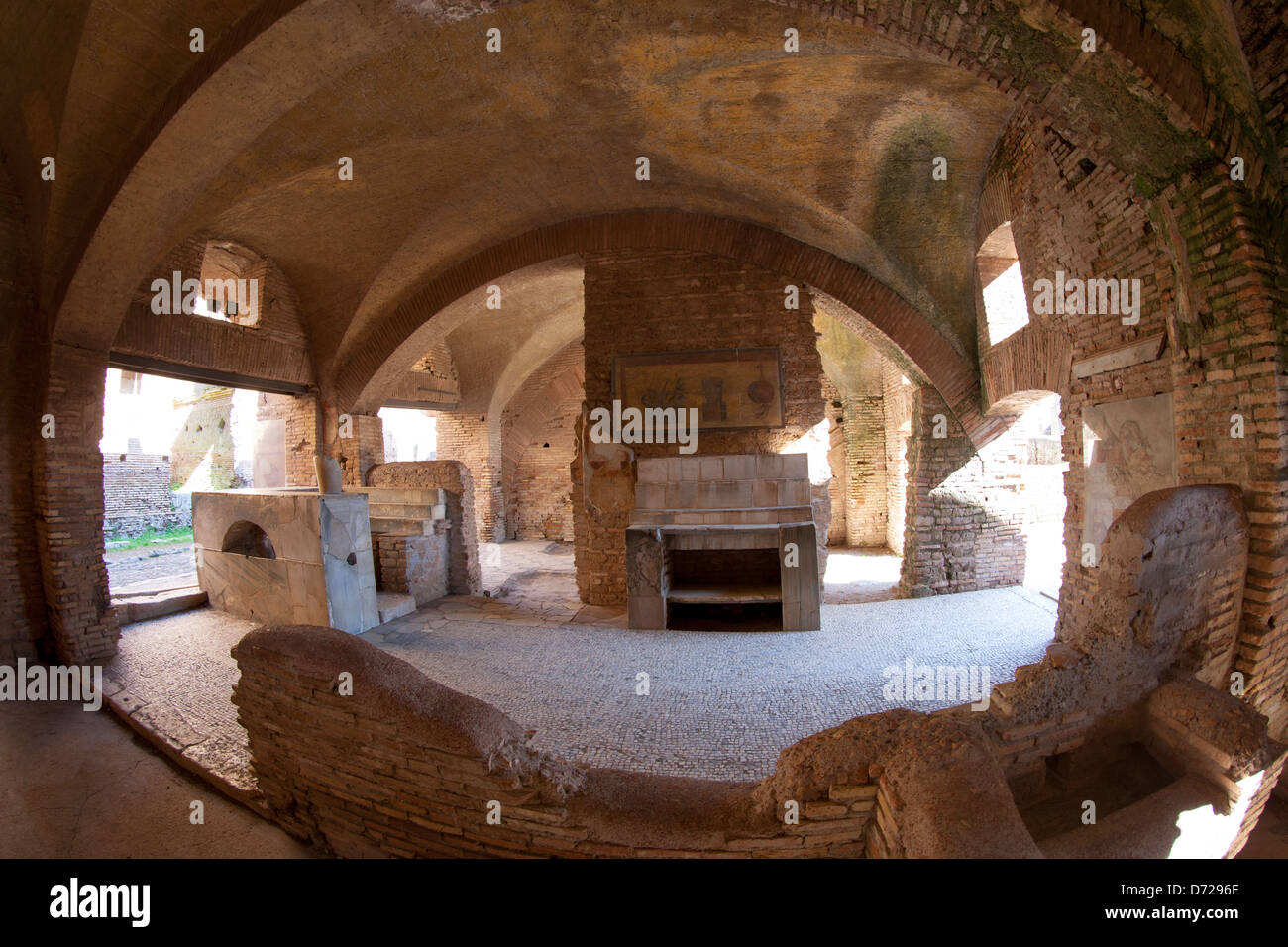 Il Thermopolium, una straordinariamente ben conservato taverna, coffee shop o cafe a Ostia Antica Roma, Italia Foto Stock