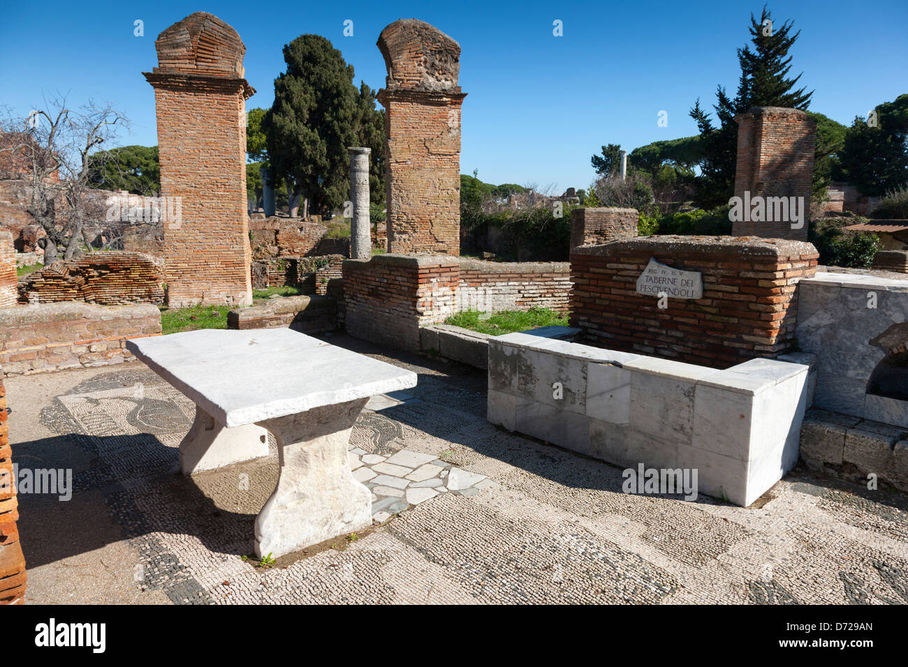 Una casa romana con tavola di marmo in situ, Ostia Antica Roma, Italia Foto Stock