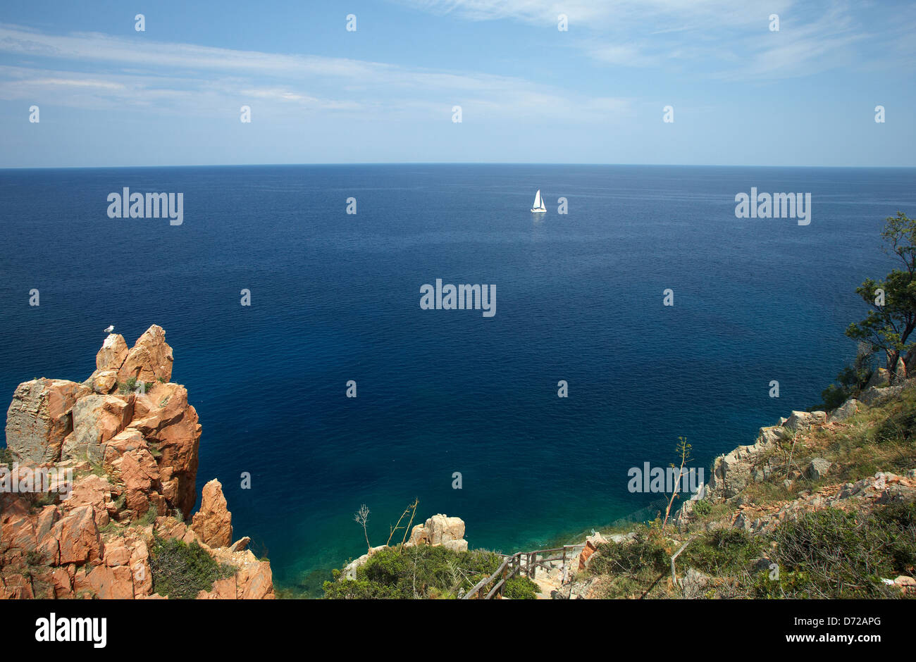 Arbatax, Italia, viste la ripida costa con le famose rocce rosse di porfido Foto Stock