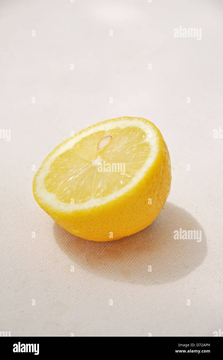 Limone tagliate a metà Foto Stock