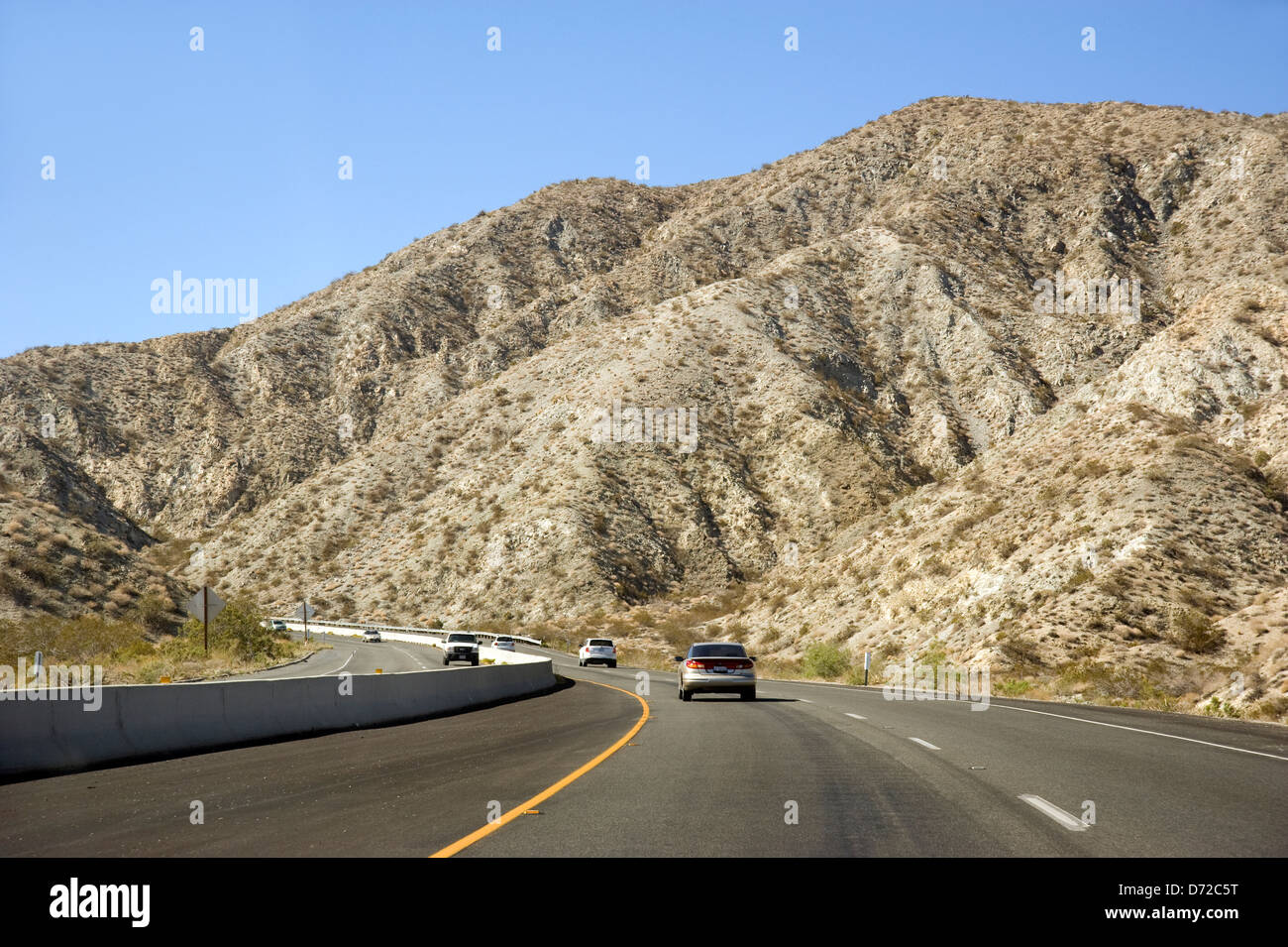 Autostrada del deserto attraverso le montagne Foto Stock