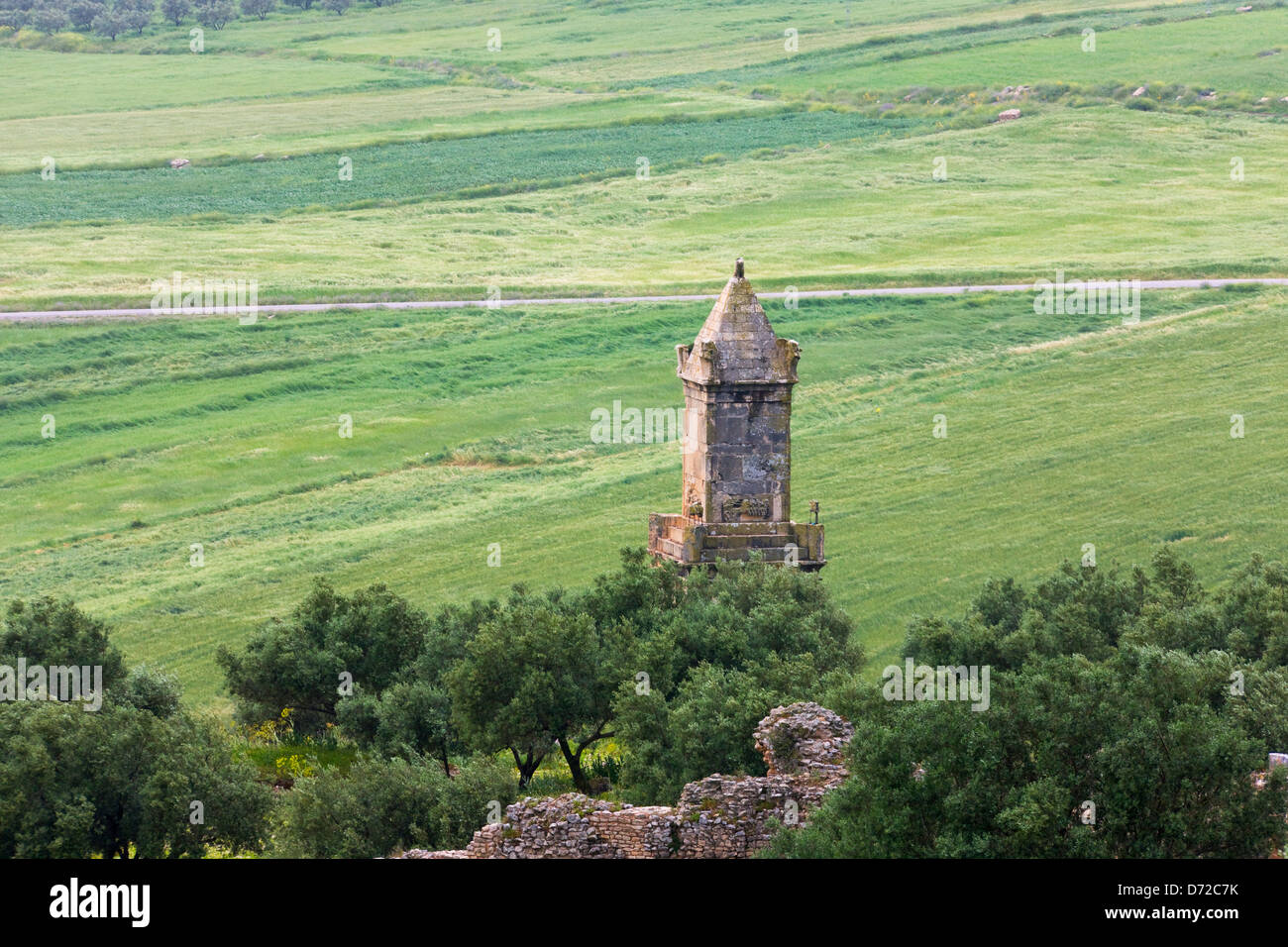 Le rovine della tomba romana torre del cantiere in montagna Kroumirie, Thugga, Tunisia Foto Stock