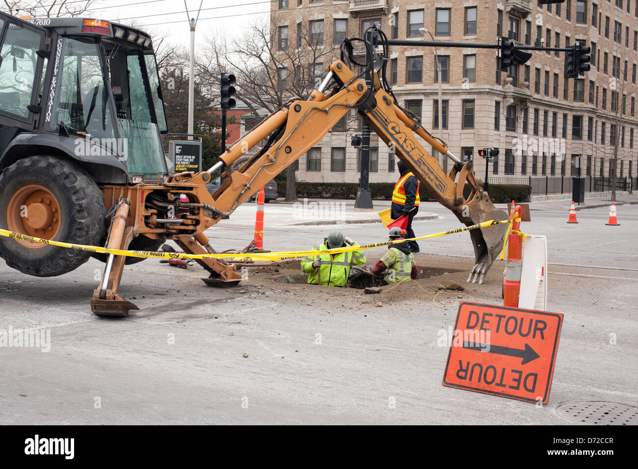 I lavoratori della metropolitana di riparazione dei problemi su Beacon Street in Brookline, Massachusetts, nei pressi di Coolidge Corner. Foto Stock