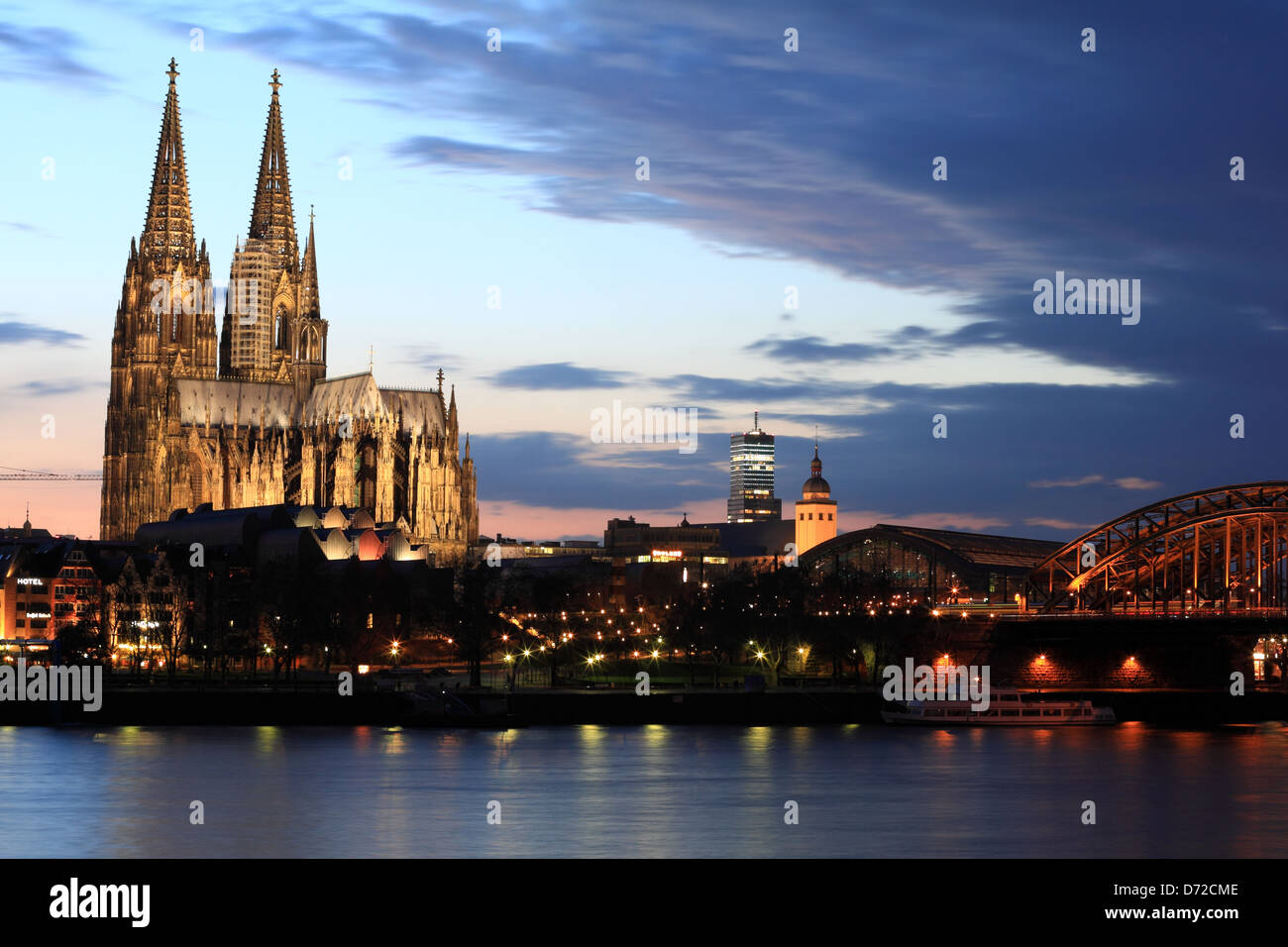 La cattedrale di Colonia dopo il tramonto, Colonia, Germania Foto Stock