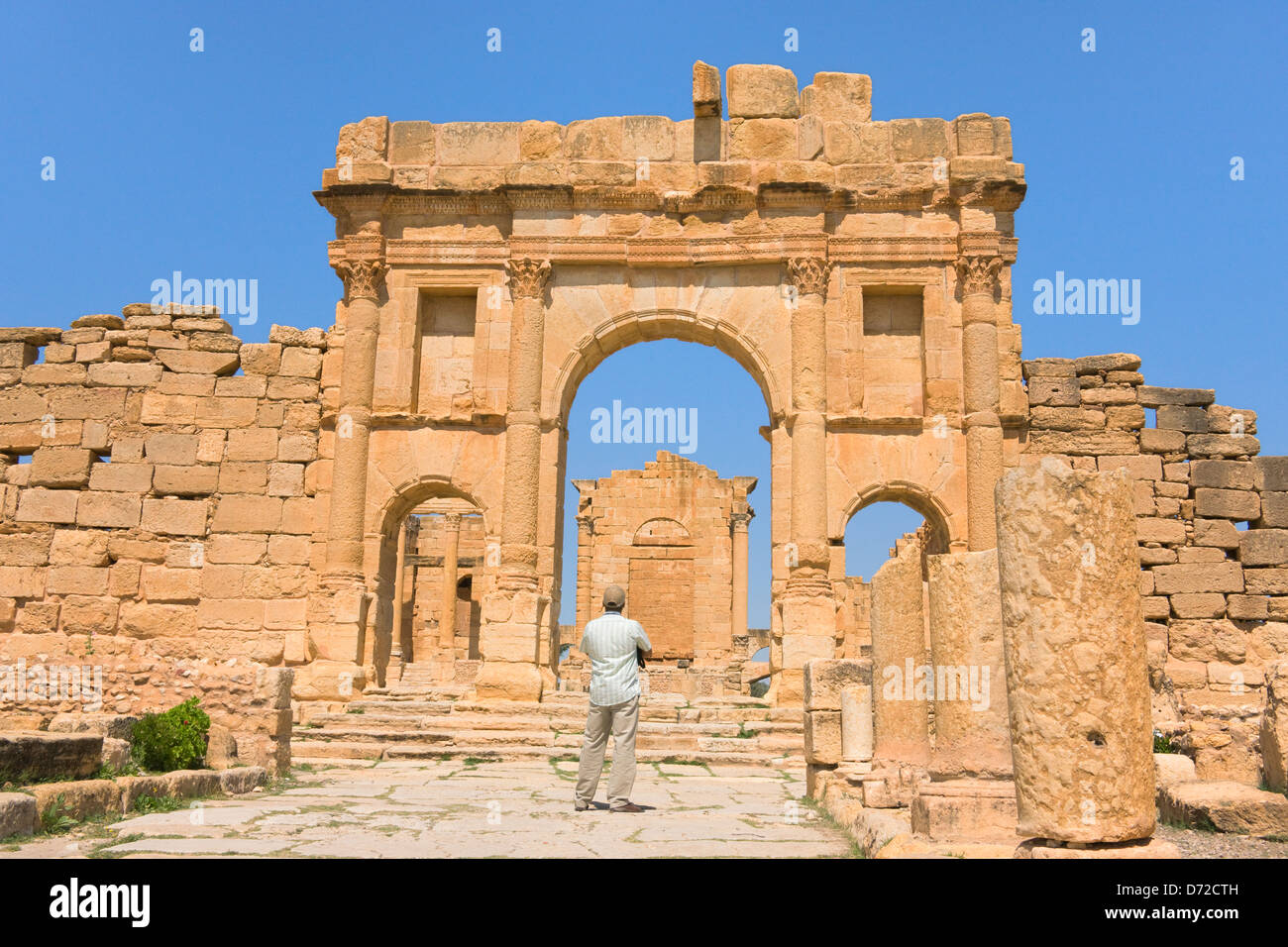 Turistico a rovine romane, Sbeitla, Tunisia Foto Stock